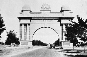 A 1932 view of the arch at the beginning of Ballarat's Avenue of Honour.