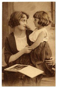 Source http://thegraphicsfairy.com/vintage-clip-art-mother-and-daughter/